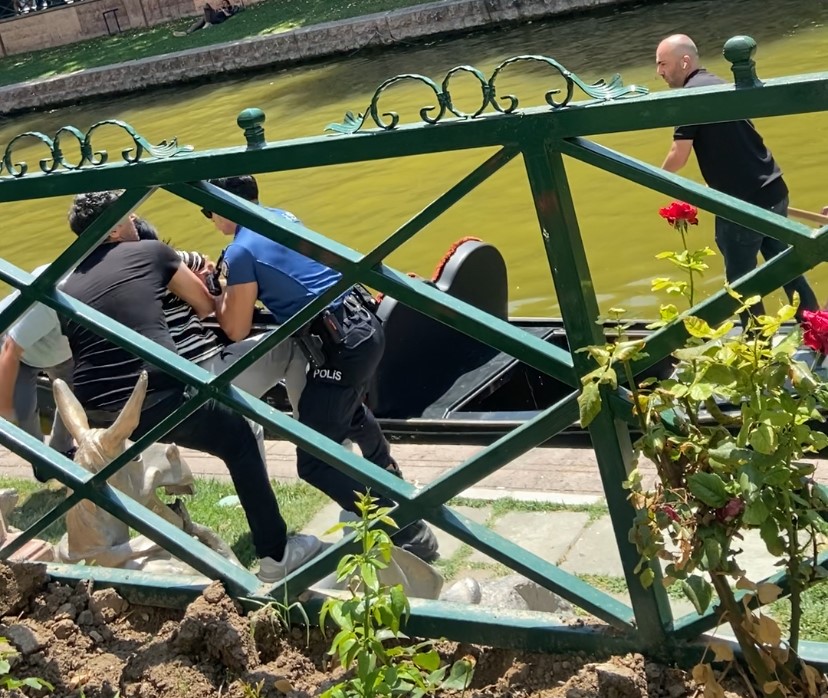 Eskişehir’de Porsuk Çayı’na atlamaya teşebbüs eden bir kadın, polis ekiplerinin