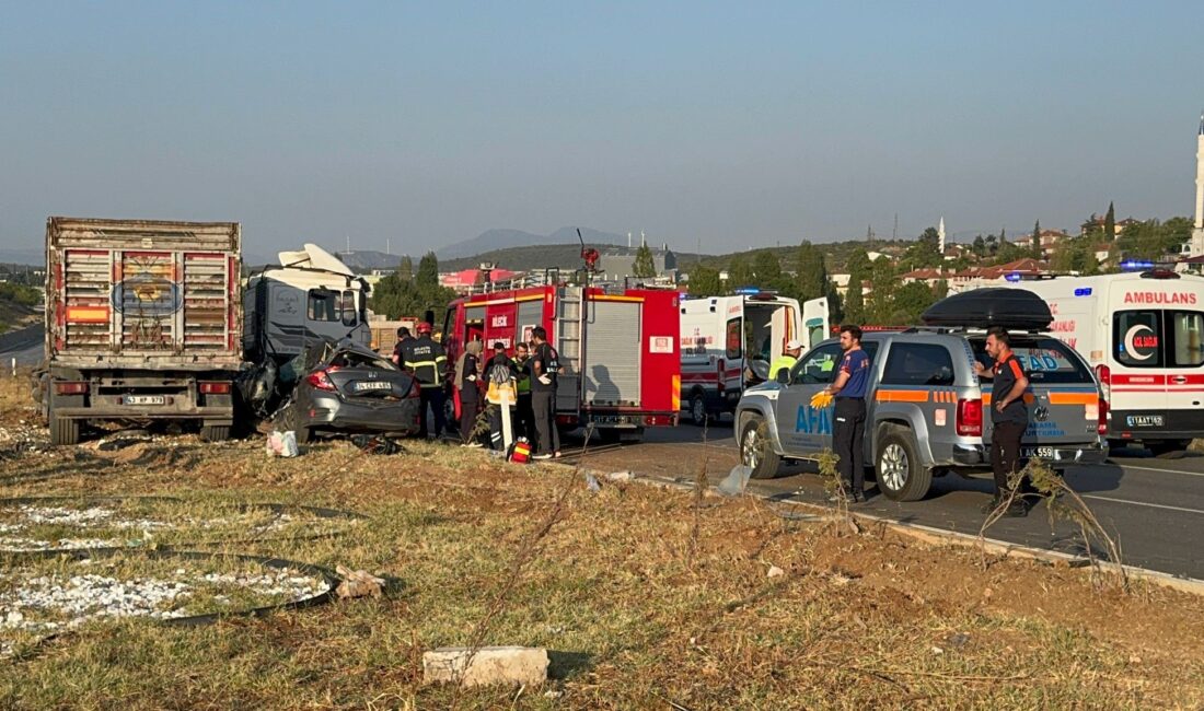  Bilecik'te tır ile otomobilin çarpışması sonucu meydana gelen trafik kazasında