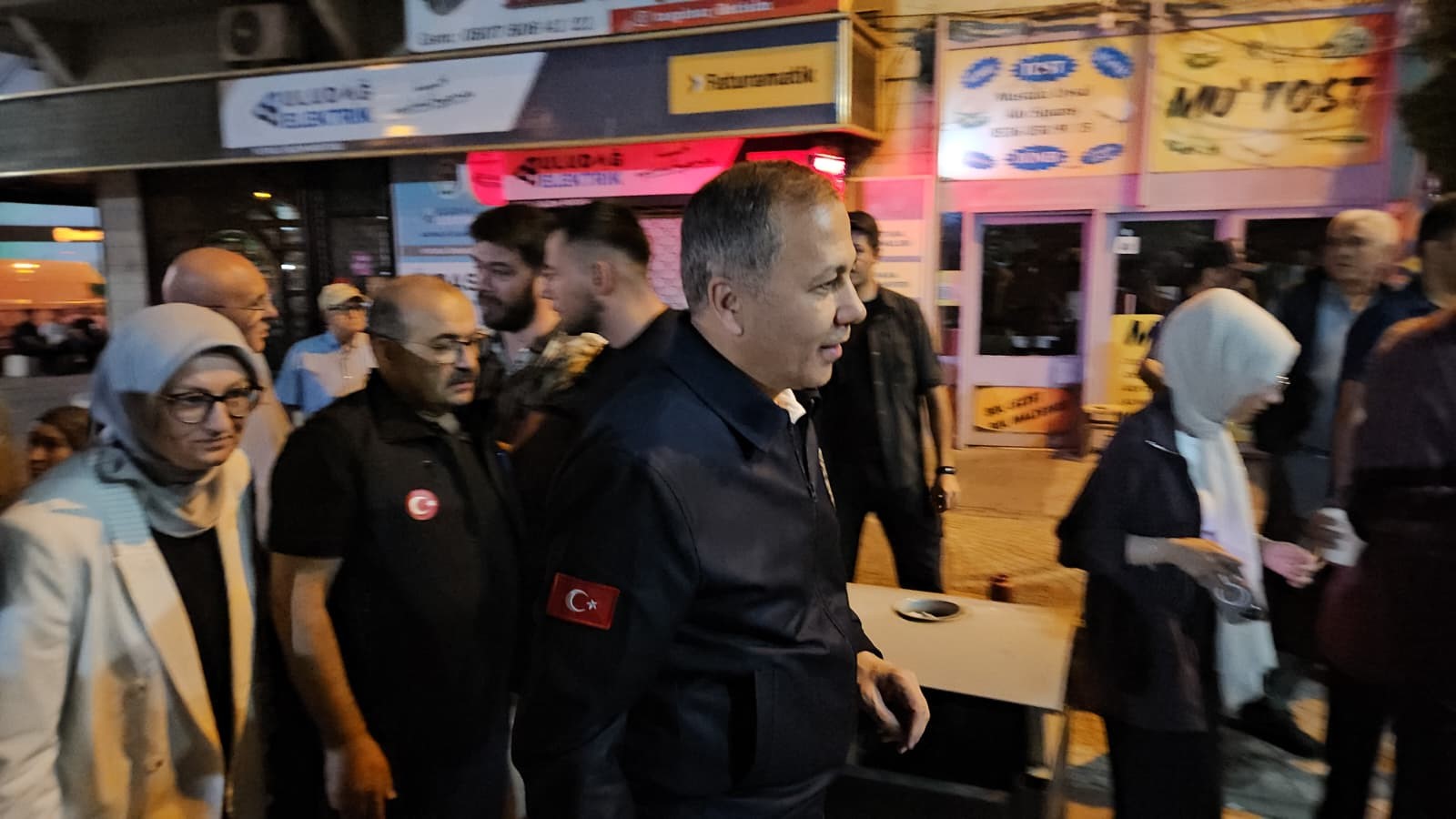 Balıkesir'in Sındırgı ilçesinde meydana gelen 6.1 büyüklüğündeki depremin ardından bölgeye
