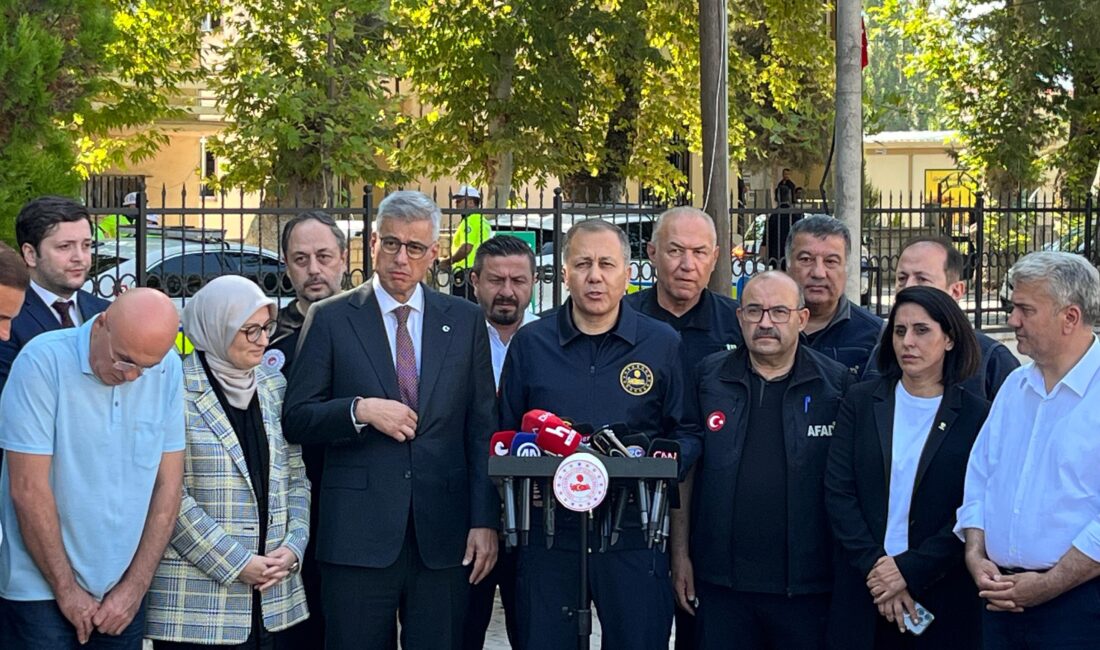 Sağlık Bakanı Kemal Memişoğlu, Balıkesir'in Sındırgı ilçesinde meydana gelen 6.1