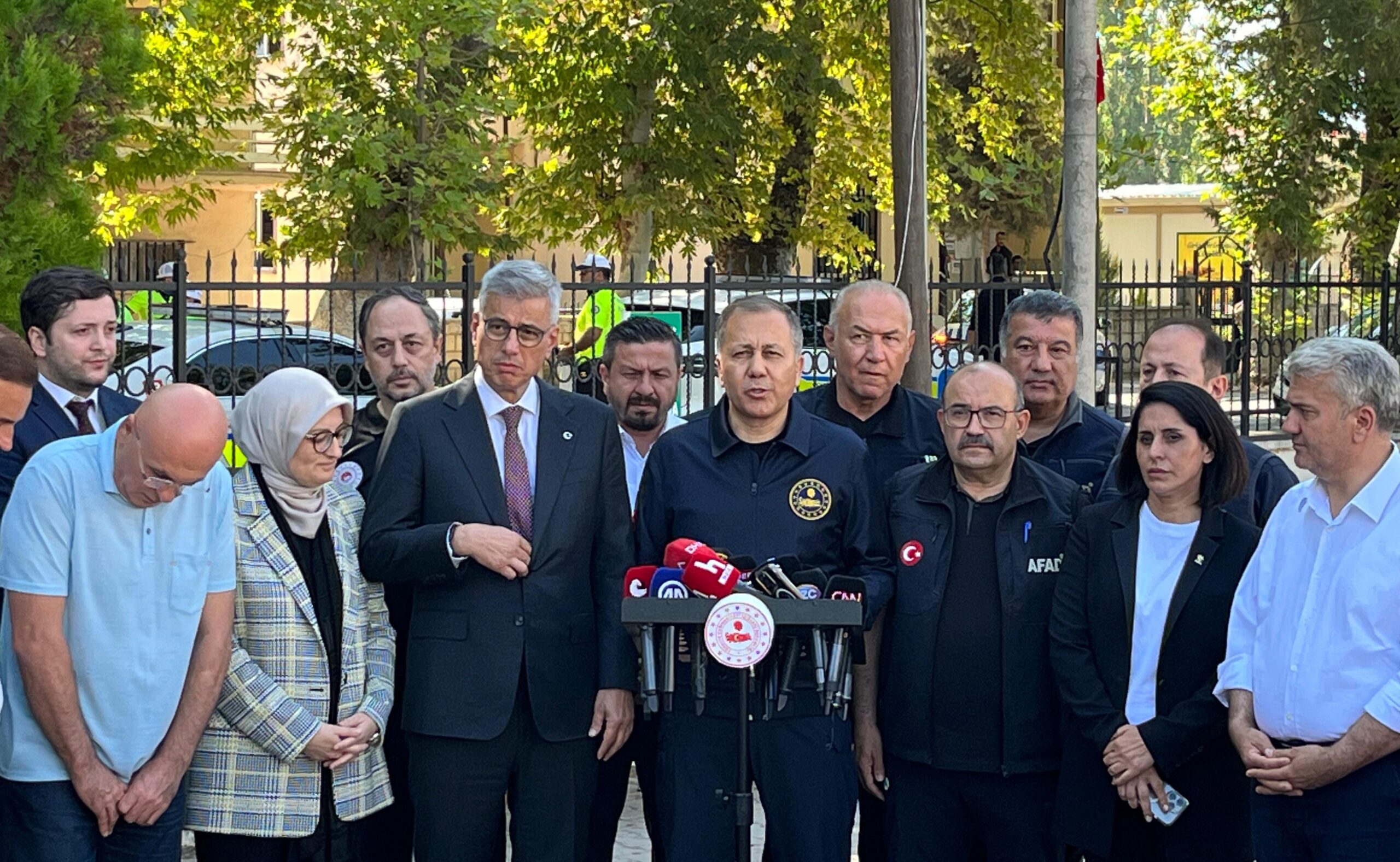 Sağlık Bakanı Kemal Memişoğlu, Balıkesir'in Sındırgı ilçesinde meydana gelen 6.1