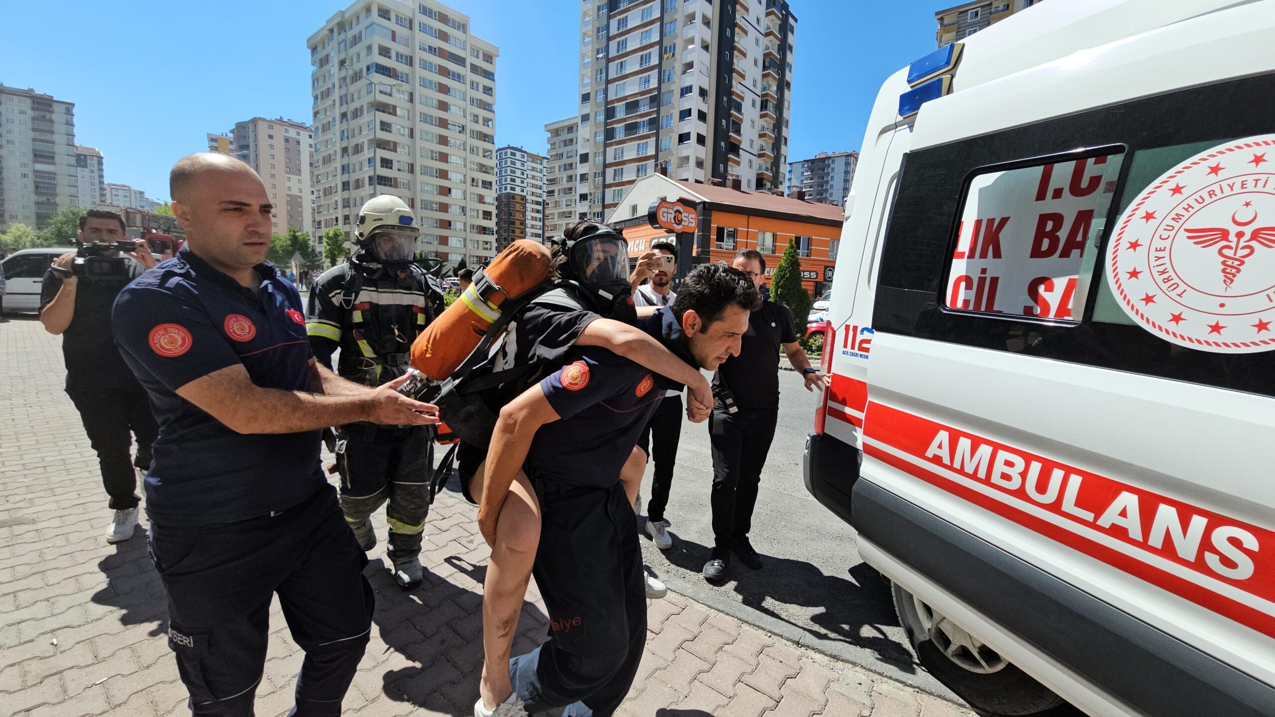 Kayseri'nin Talas ilçesinde çok katlı bir binanın 13. katında çıkan
