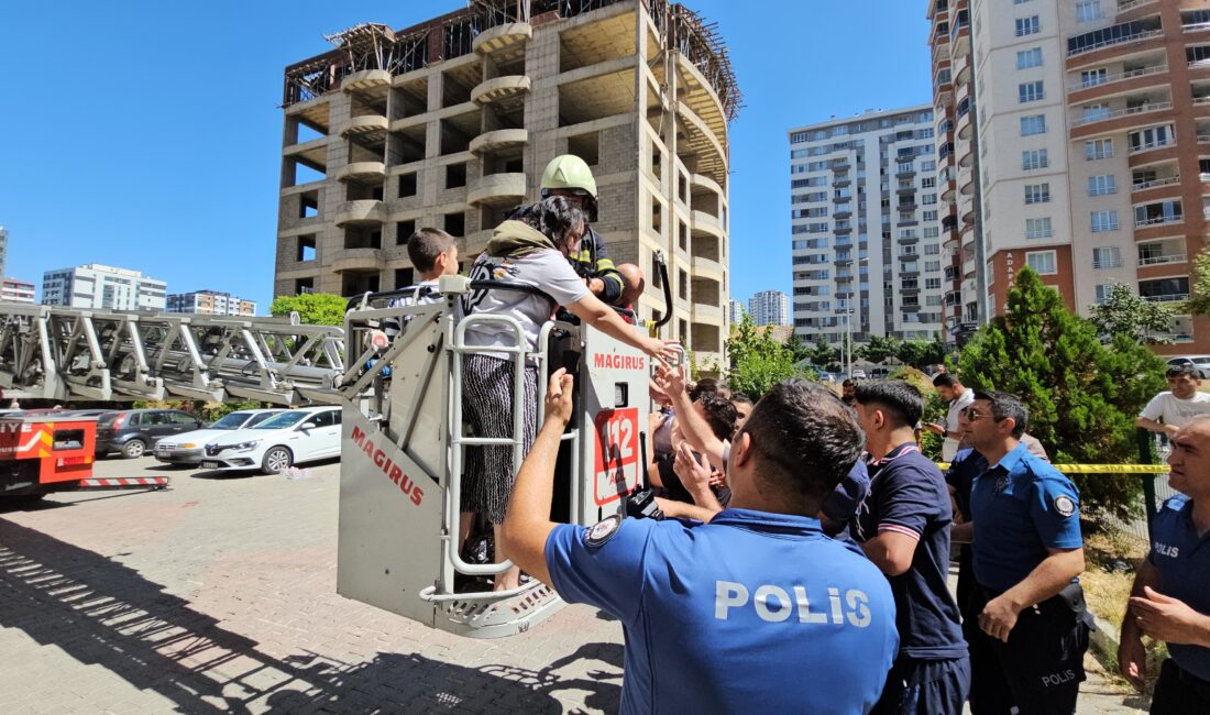 Kayseri'nin Talas ilçesinde 14 katlı bir apartmanın üst katında çıkan
