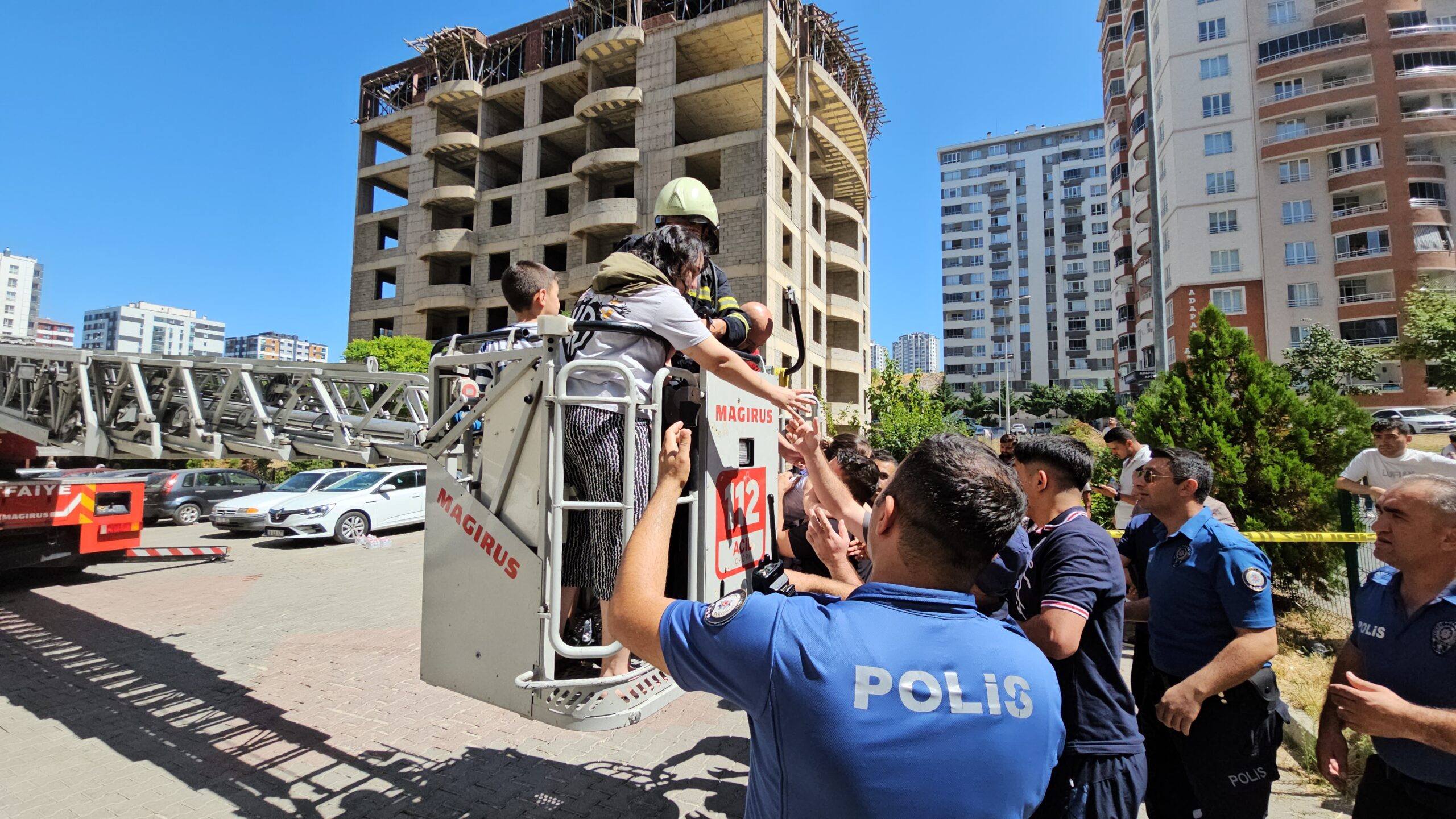 Kayseri'nin Talas ilçesinde 14 katlı bir apartmanın üst katında çıkan