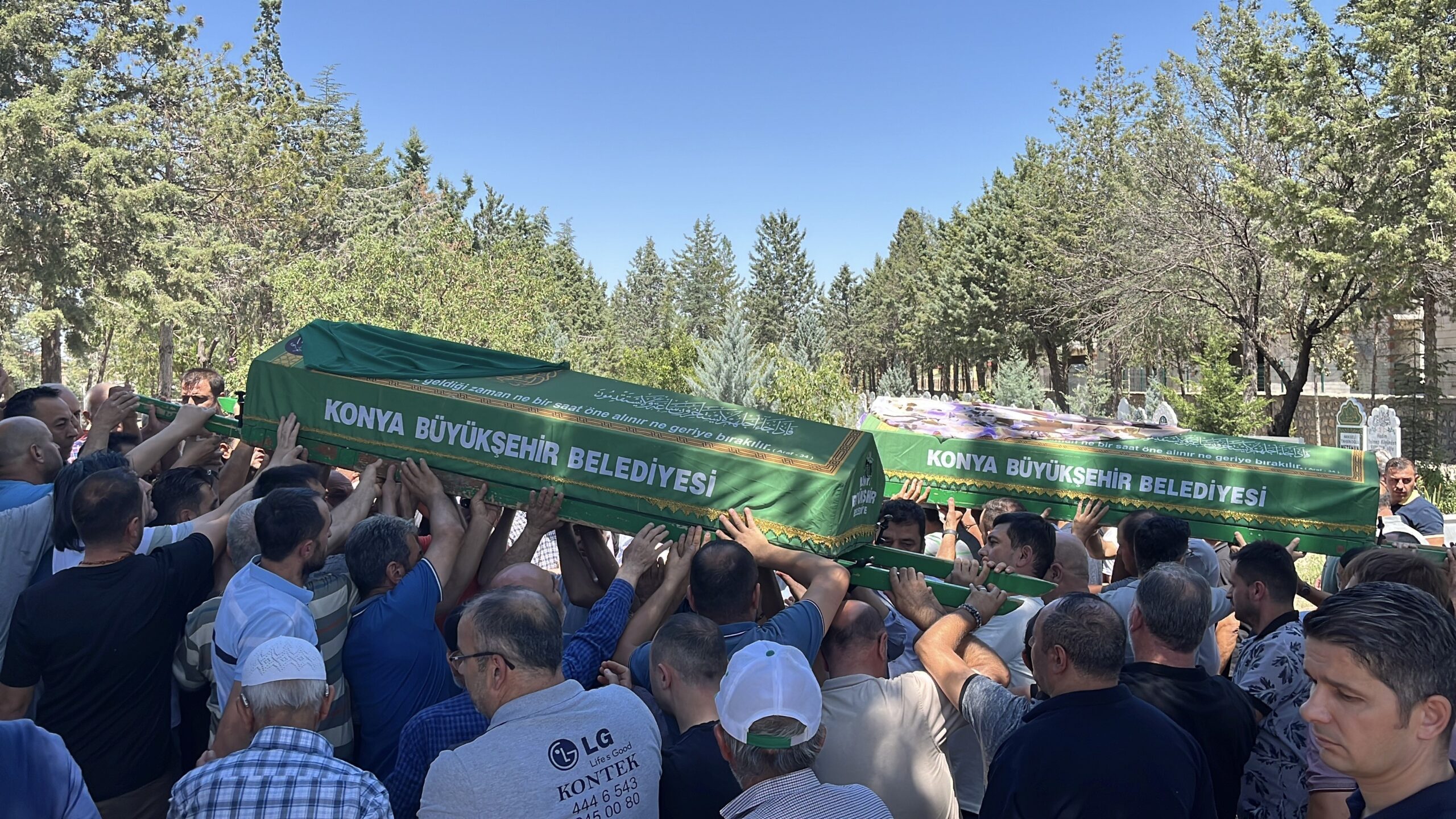 Konya'nın Derebucak ilçesinde girdikleri derede boğulan iki kız kardeşin cenazesi