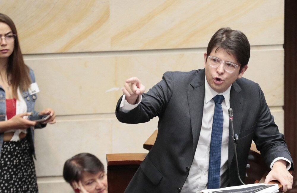 Kolombiya’da siyaset sahnesinde önemli bir figür olan 39 yaşındaki Senatör