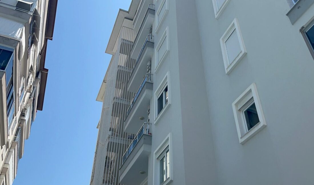 Antalya'nın Alanya ilçesinde, bir apartmanın 6. katında klima montajı yapmaya