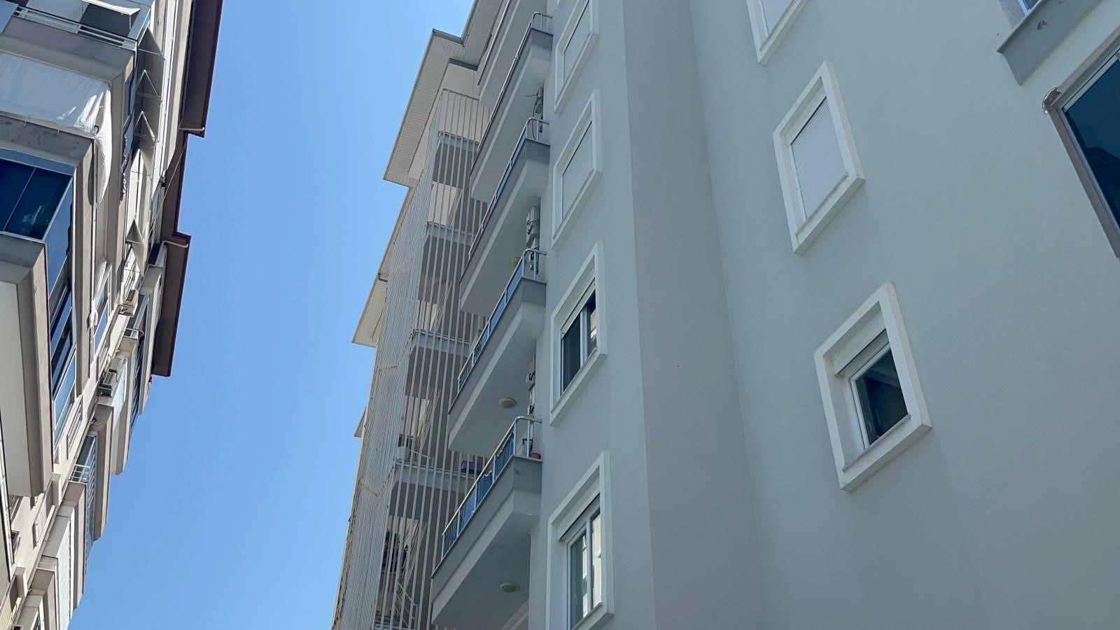 Antalya'nın Alanya ilçesinde, bir apartmanın 6. katında klima montajı yapmaya