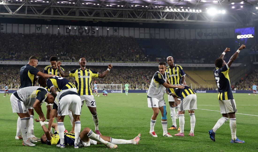 UEFA Şampiyonlar Ligi 3. Eleme Turu rövanş karşılaşmasında Fenerbahçe, ilk