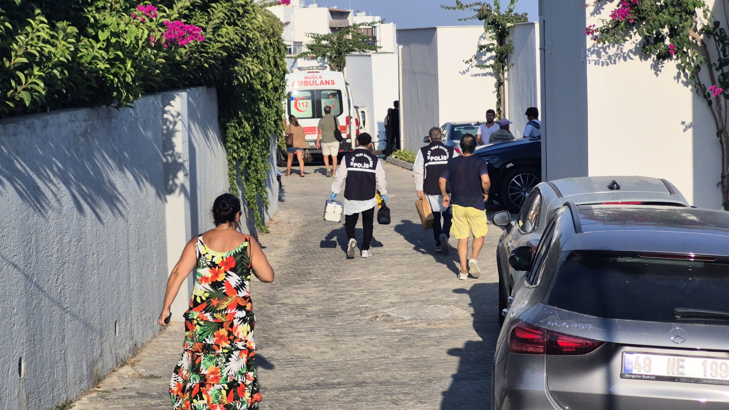 Muğla'nın Bodrum ilçesinde, komşuların ihbarı üzerine bir eve giren polis