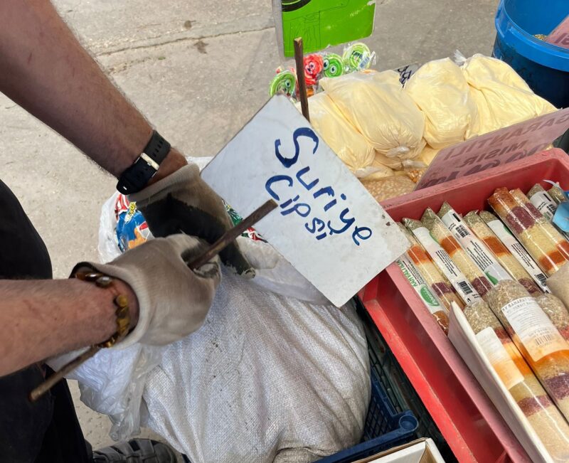 Bilecik’te zabıta ekipleri, kapalı pazar alanında gerçekleştirdikleri denetimlerde, “Suriye cipsi”