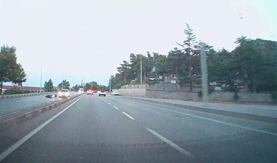 Afyonkarahisar’da otomobilin çarpmasıyla yere düşüp sürüklenen motosikletli yaralandı. Kocatepe Asri