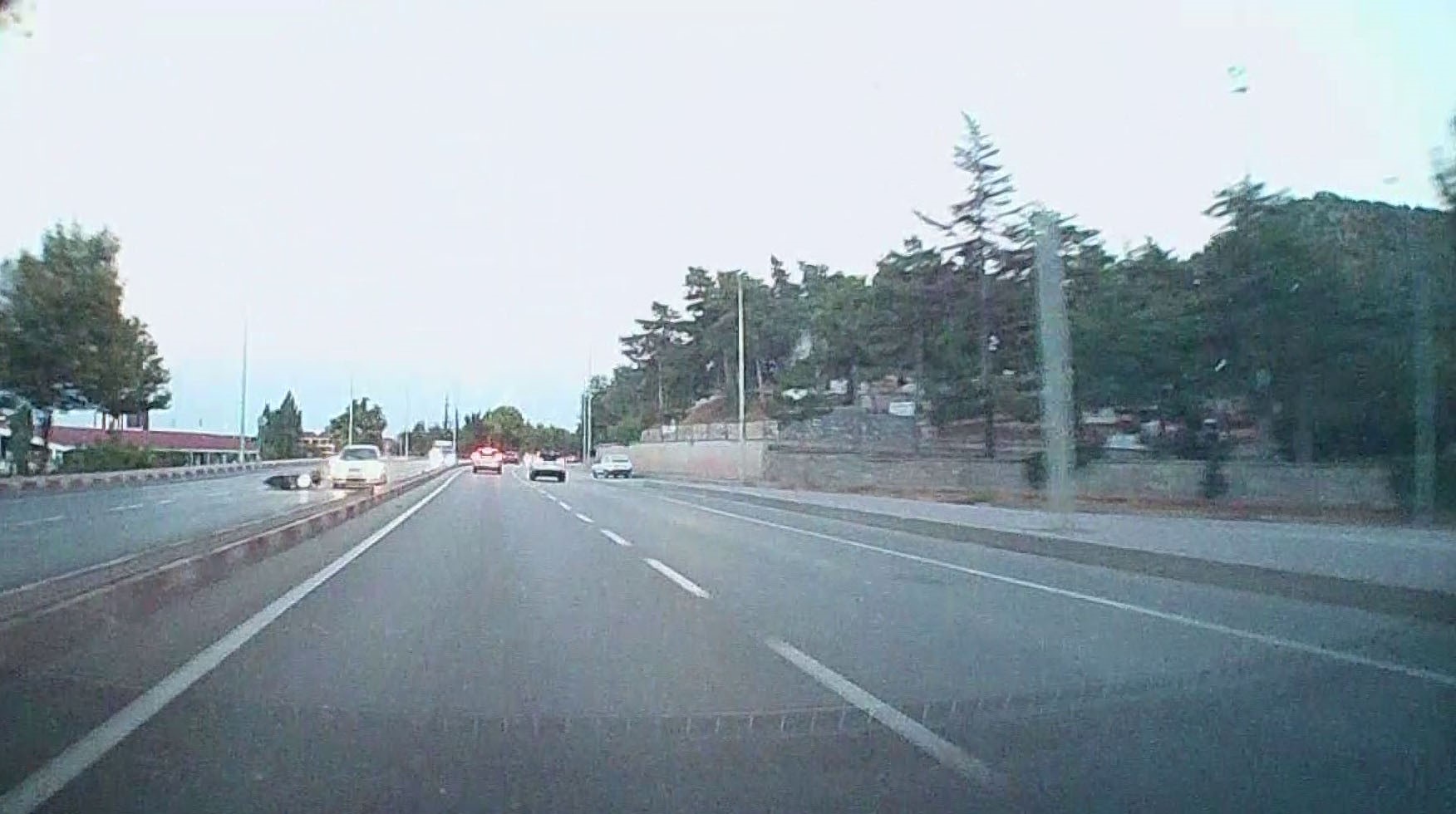 Afyonkarahisar’da otomobilin çarpmasıyla yere düşüp sürüklenen motosikletli yaralandı. Kocatepe Asri