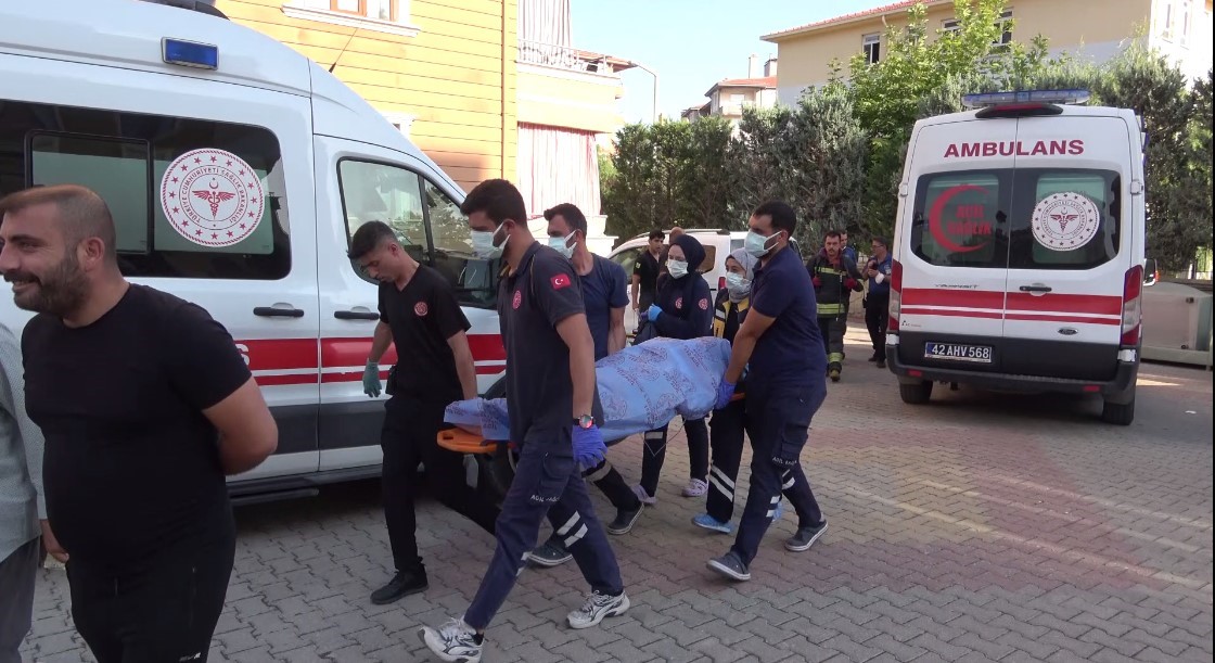 Konya'da kötü koku ihbarı üzerine harekete geçen ekipler, girdikleri evde