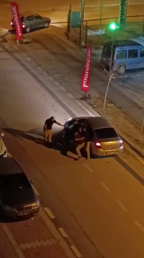Bursa’nın Nilüfer ilçesi Akçalar Mahallesi’nde trafikte yaşanan tartışma, kısa sürede