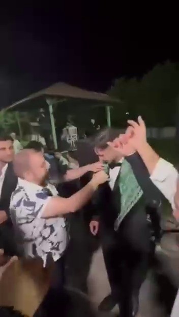 Bursa'da bir düğünde dünya evine giren yakınına altın veya para