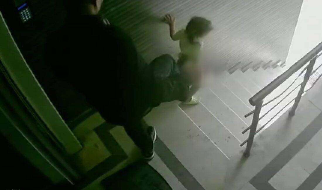 İstanbul Eyüpsultan'da, 3 yaşındaki kız çocuğunu tekmeleyerek merdivenlerden düşürdüğü iddiasıyla