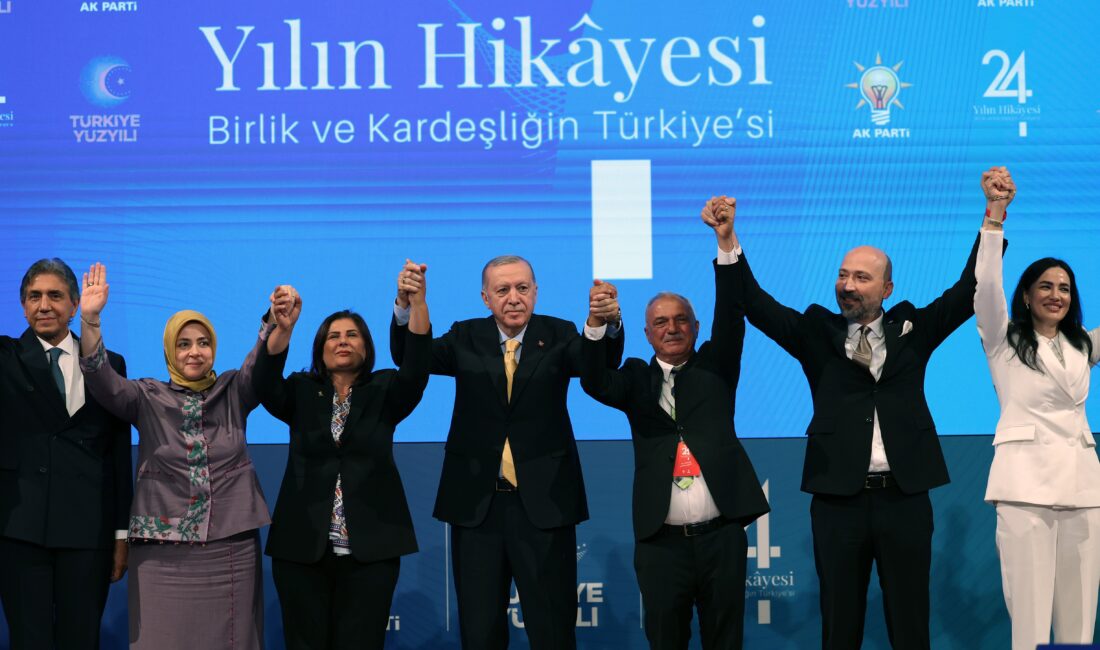  Cumhurbaşkanı Recep Tayyip Erdoğan, AK Parti'ye katılan 9 belediye başkanına