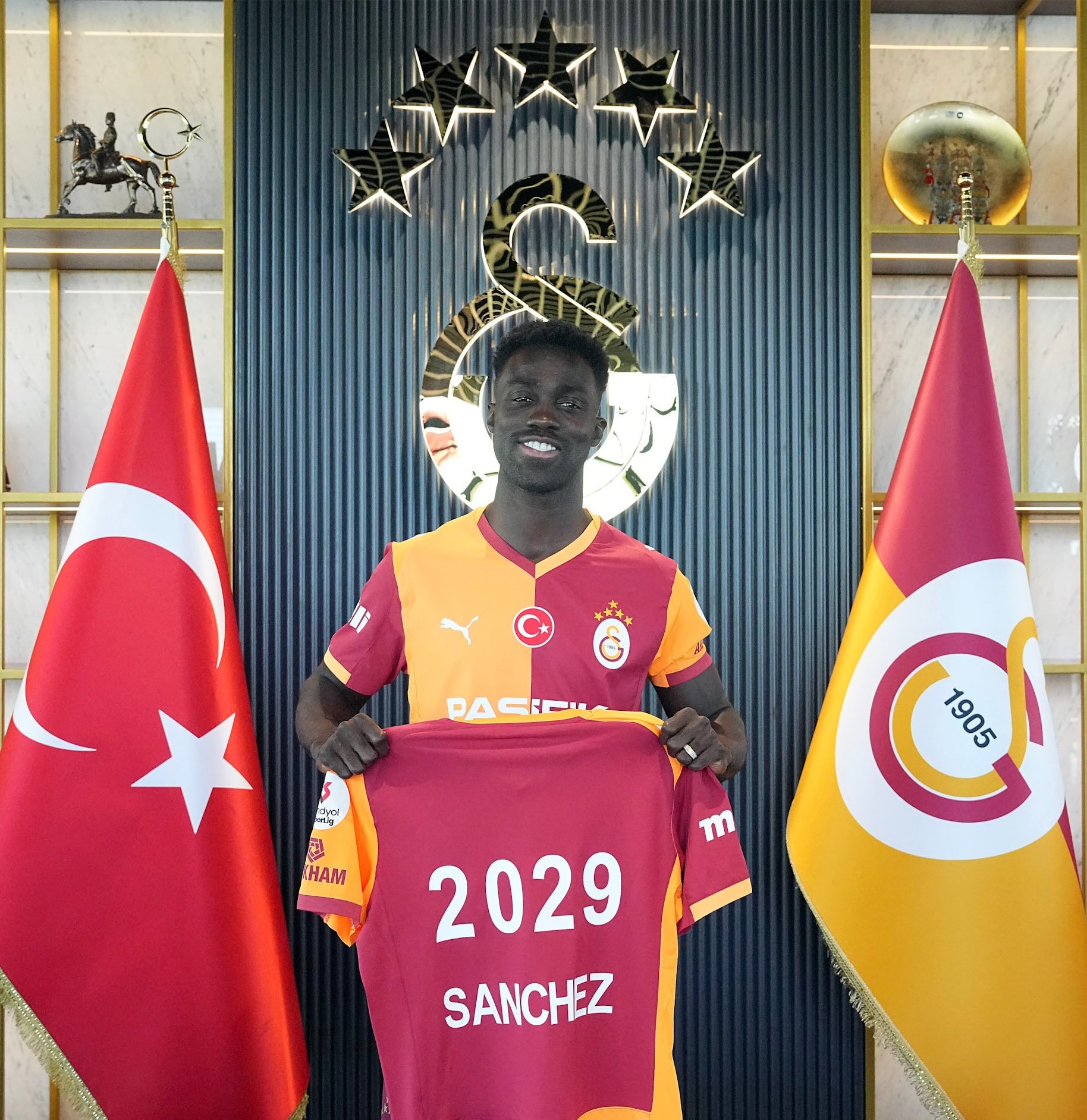 İstanbul ekibi Galatasaray, Kolombiyalı tecrübeli stoper Davinson Sanchez'in sözleşmesinin 2028-2029