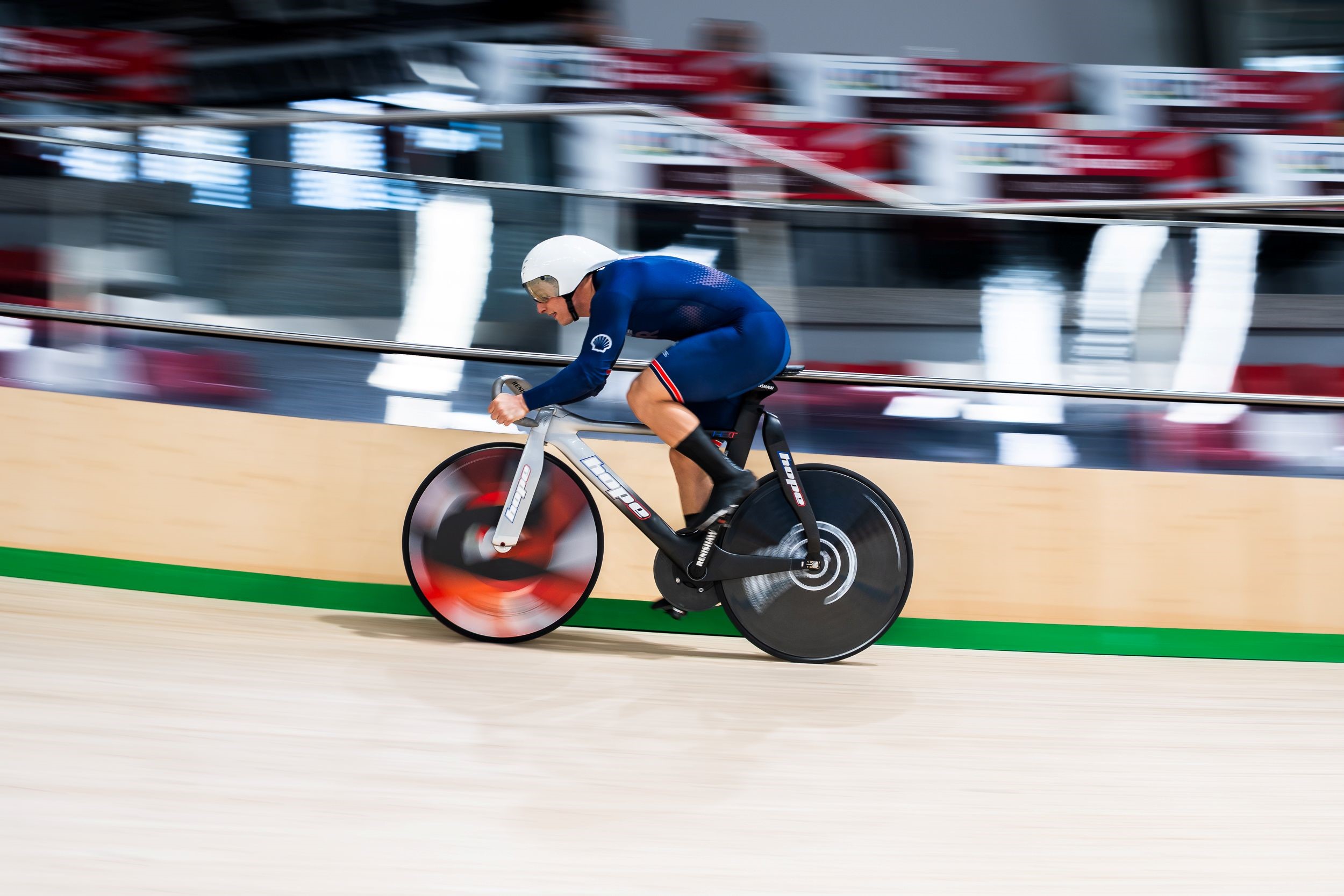 İngiliz bisikletçi Matthew Richardson, Konya Velodromu'nda art arda iki gün