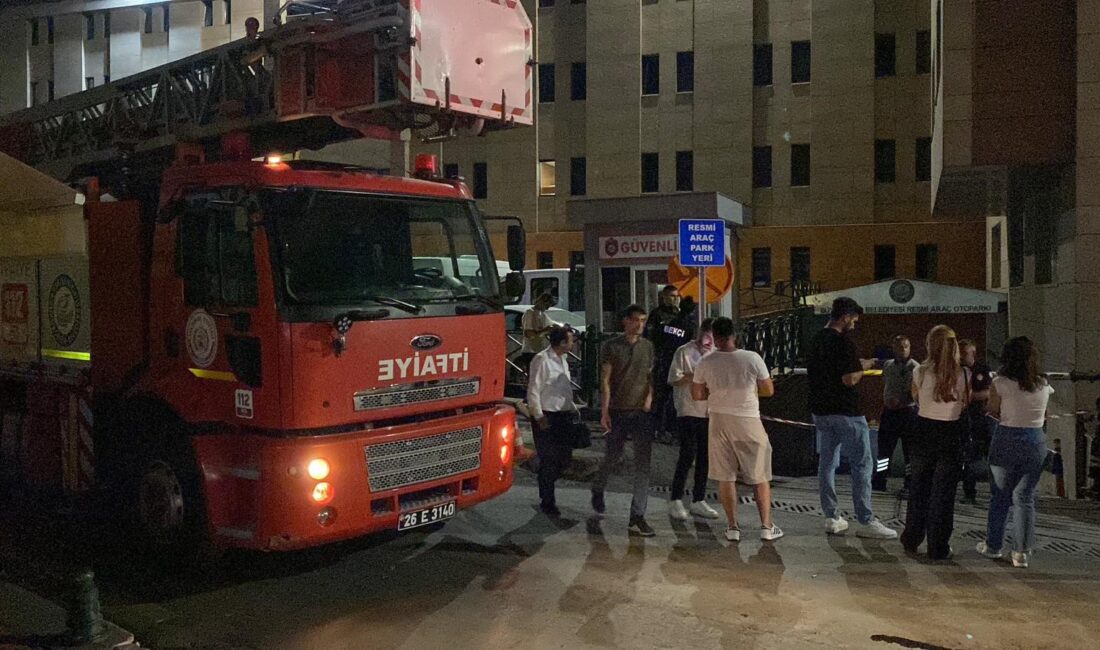 Eskişehir Büyükşehir Belediyesi binası önündeki bir mazgalda başlayan ve dumanların
