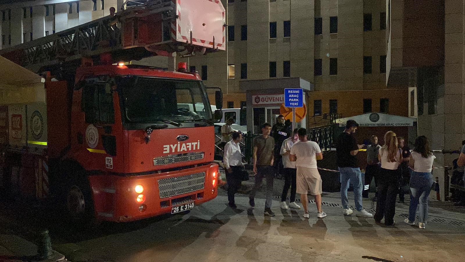 Eskişehir Büyükşehir Belediyesi binası önündeki bir mazgalda başlayan ve dumanların