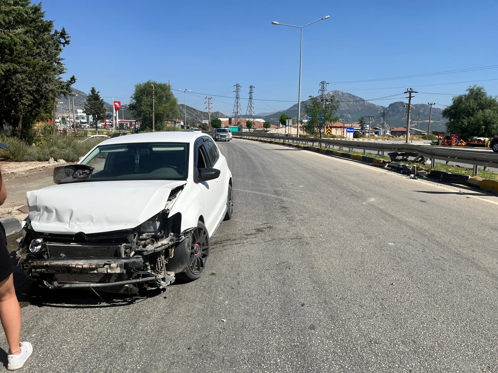 Isparta'nın Eğirdir ilçesinde, sürücüsünün direksiyon hakimiyetini kaybettiği bir otomobilin virajı
