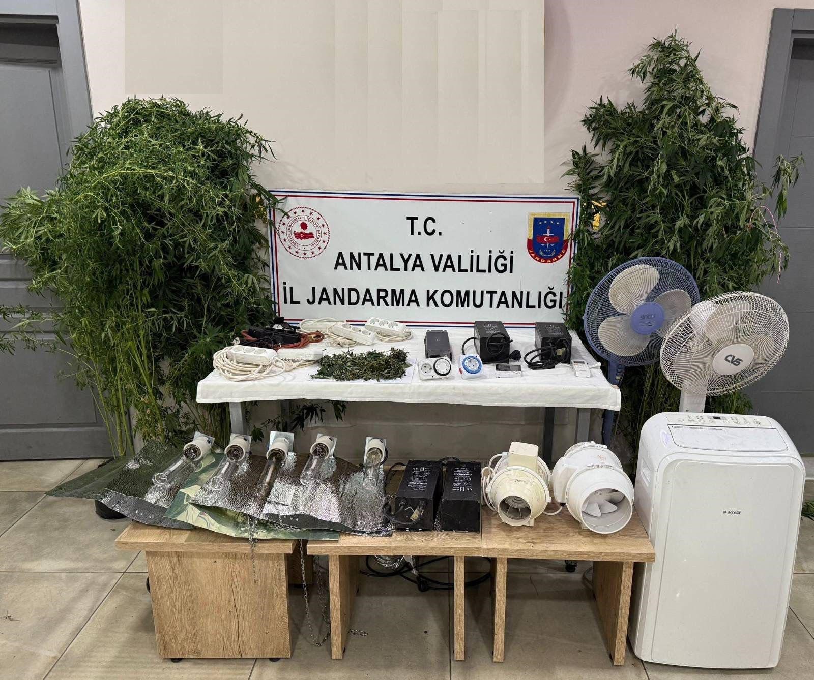 Antalya'nın Manavgat ilçesinde, jandarma tarafından bir adrese düzenlenen operasyonda, evini