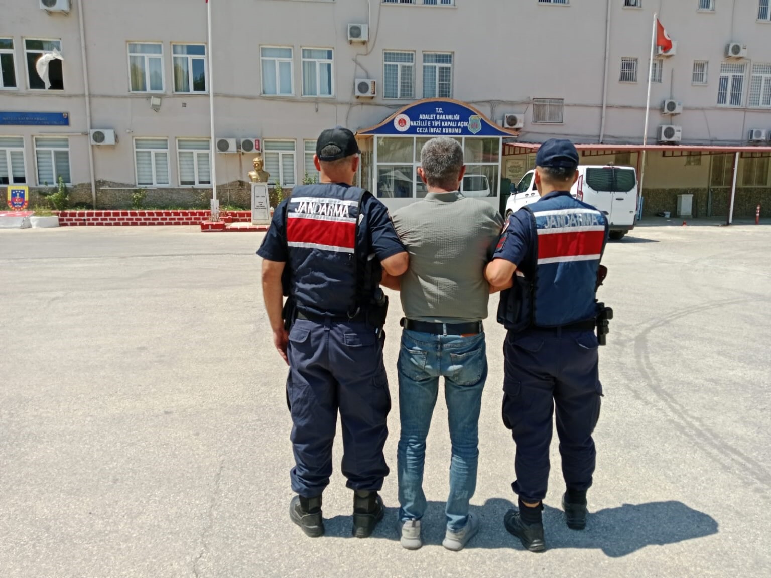 Aydın'ın Nazilli ilçesinde, jandarma ekipleri tarafından uyuşturucu satıcılarına yönelik gerçekleştirilen