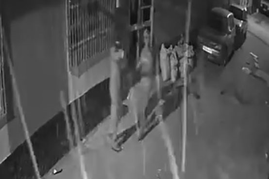 Adana'da yüzleri maskeli iki kişi, bir eve tabancayla ateş açtı.
