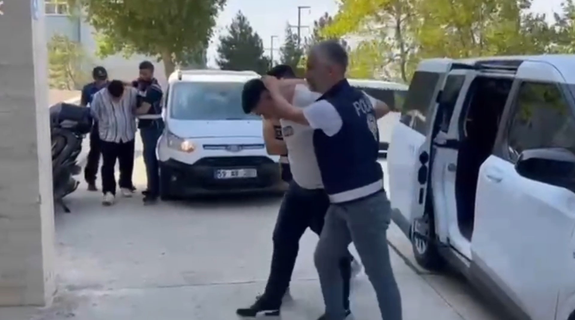 Tekirdağ'ın Muratlı ilçesinde, kendilerini polis ve savcı gibi kamu görevlileri