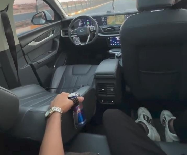 Şanlıurfa'da, bir otomobilin direksiyonuna pet şişe sabitleyerek arka koltuktan aracı