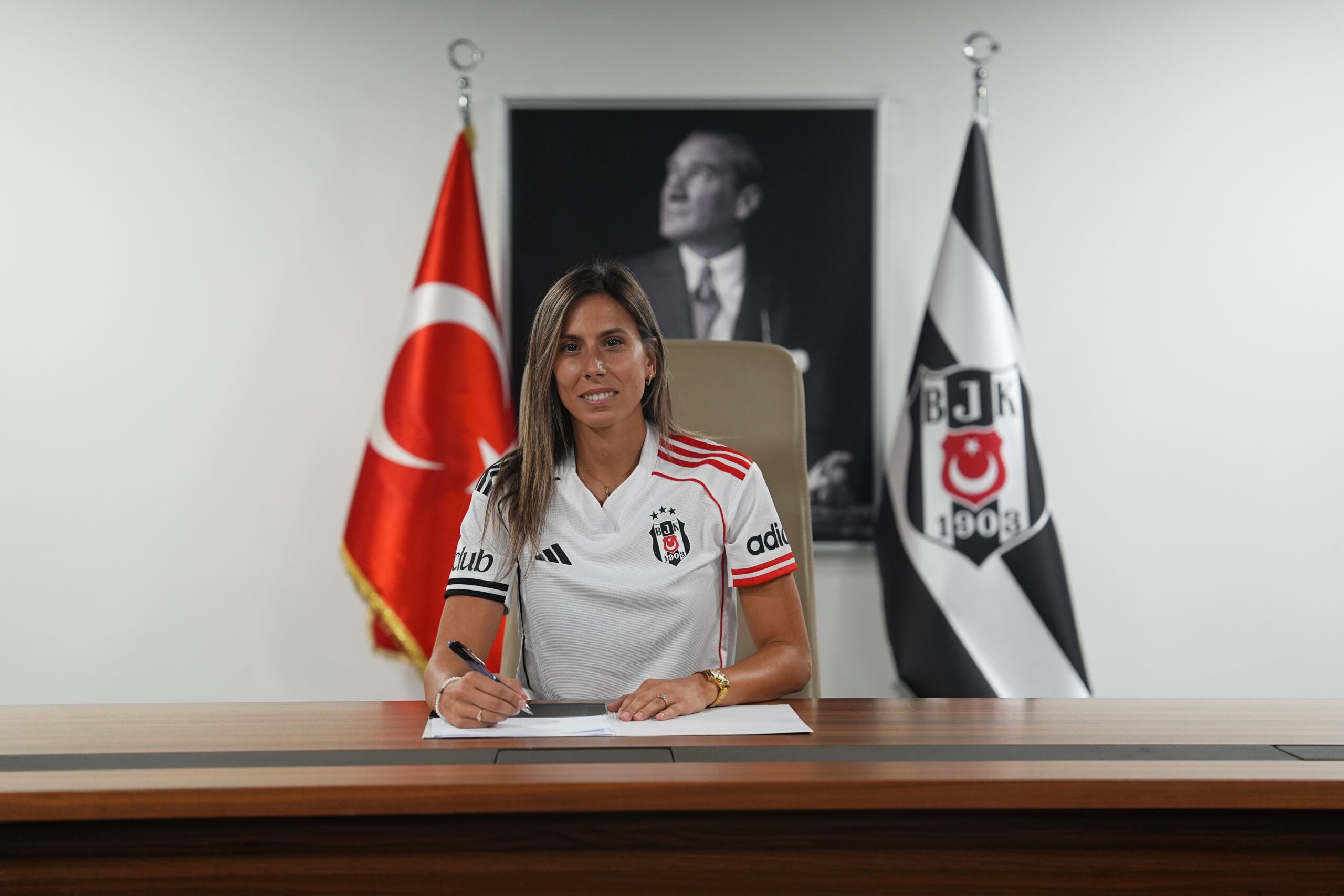 Beşiktaş Kadın Futbol Takımı, 2025-26 sezonu kadro planlaması çerçevesinde Bulgar