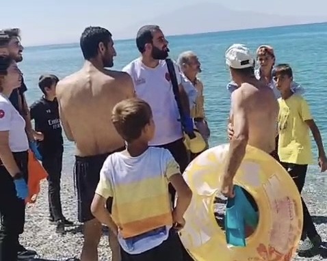 Van'da, Adır Adası'na yüzerek geçmeye çalışan bir baba ve oğlu,