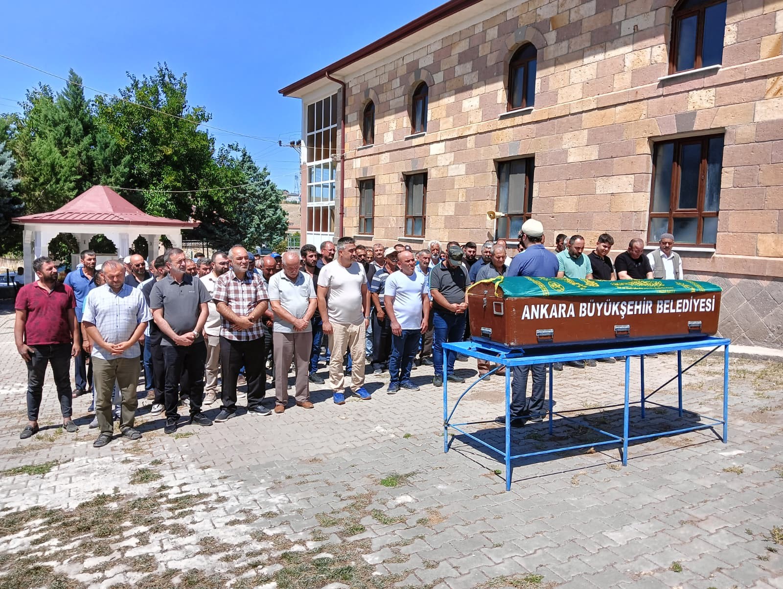 Ankara'da, piknik yaptıkları gölet kenarında serinlemek amacıyla suya giren 14