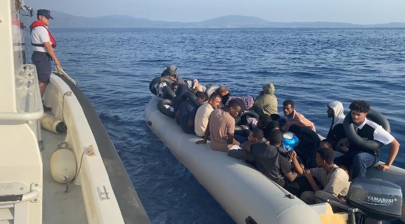 İzmir'in Seferihisar ilçesi açıklarında, Sahil Güvenlik Komutanlığı ekipleri tarafından düzenlenen