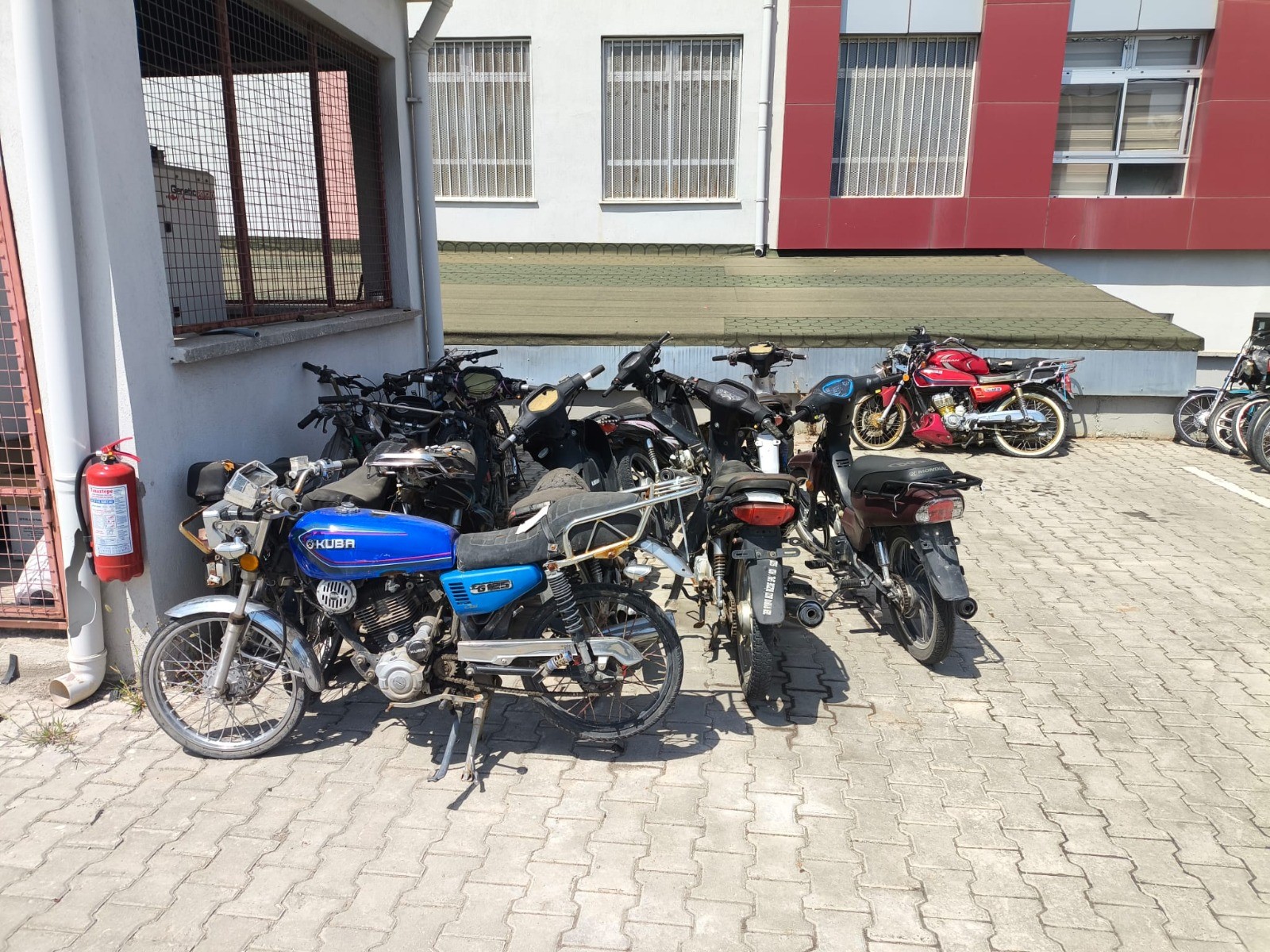 Afyonkarahisar'ın Bolvadin ilçesinde, İlçe Emniyet Müdürlüğü tarafından gerçekleştirilen trafik denetimlerinde,