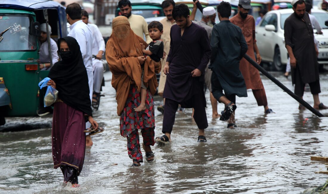 Pakistan'da haziran sonundan bu yana etkili olan muson yağmurlarının yol