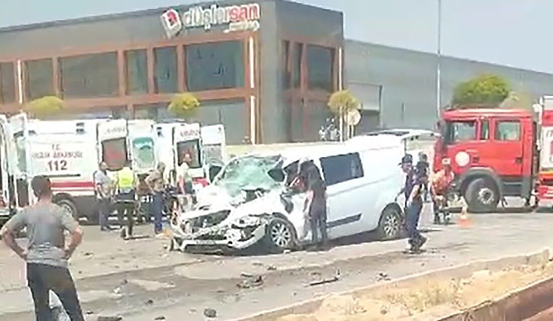 Eskişehir'de meydana gelen trafik kazasında, bir panelvan aracın tıra arkadan