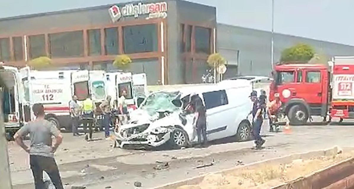Eskişehir'de meydana gelen trafik kazasında, bir panelvan aracın tıra arkadan