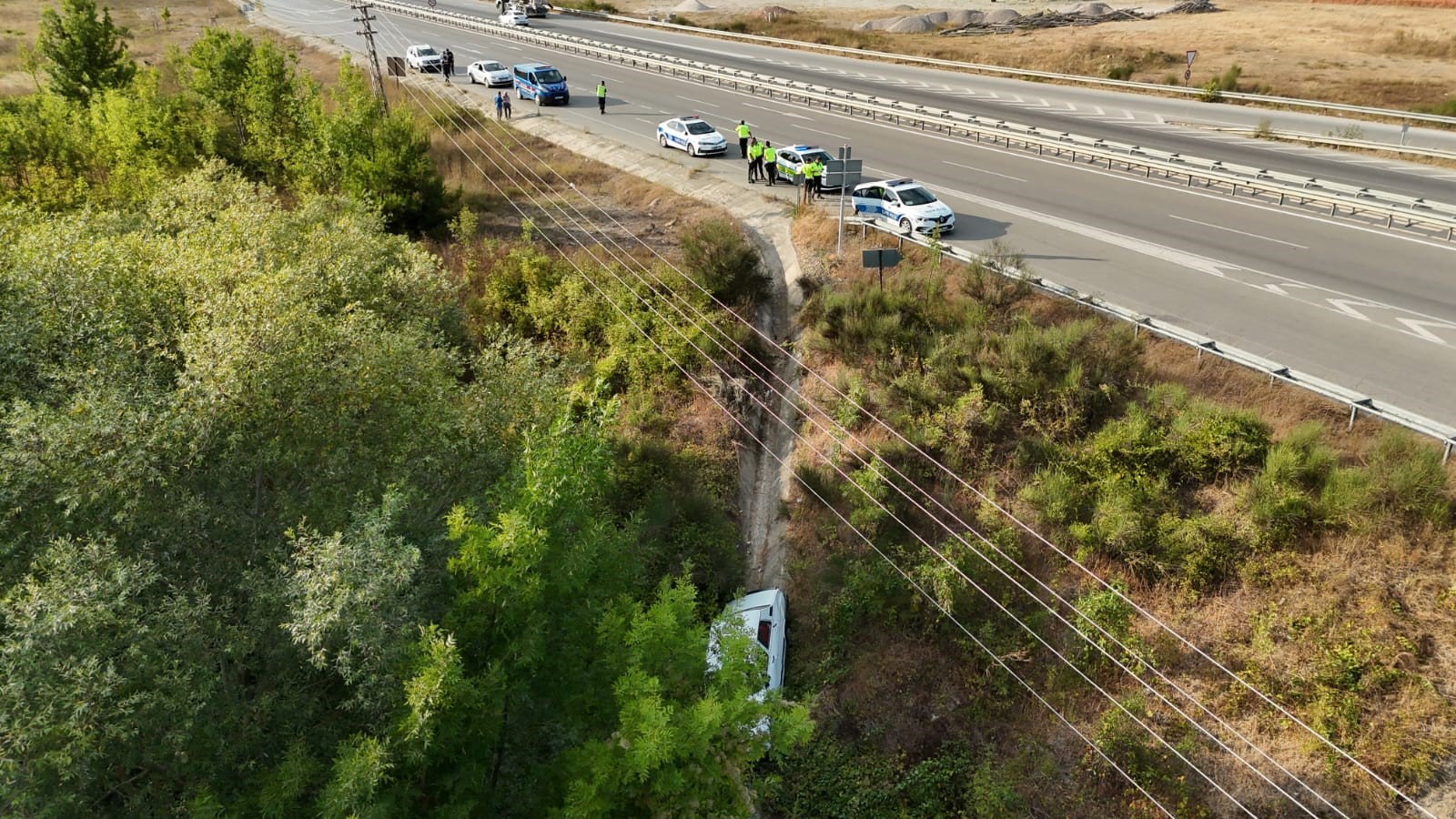 Sinop'ta, polis ekiplerinin 'dur' ihtarına uymayarak kaçan bir otomobilin karıştığı