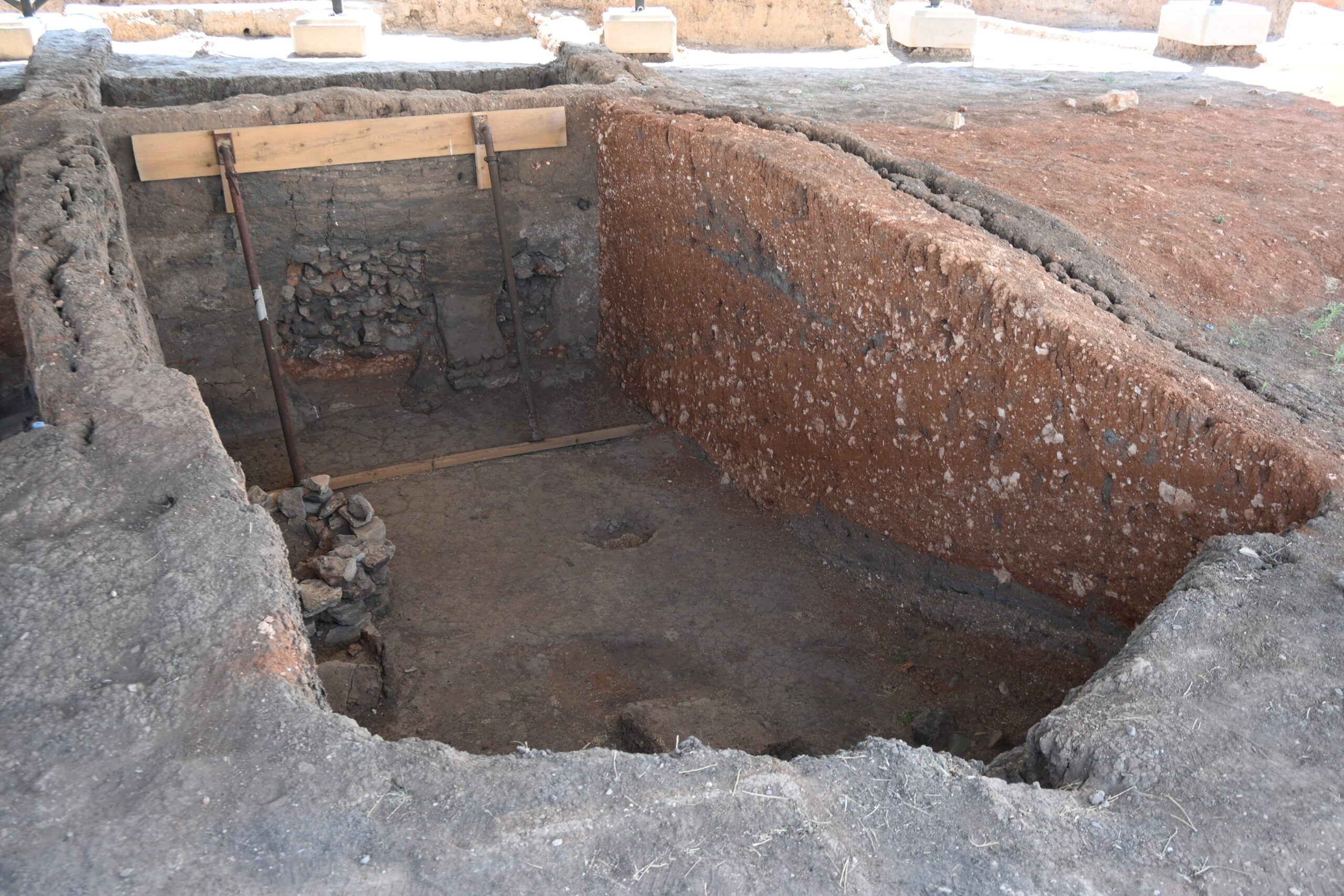 Eskişehir'deki Küllüoba Höyüğü'nde devam eden arkeolojik kazılar, yaklaşık 5 bin