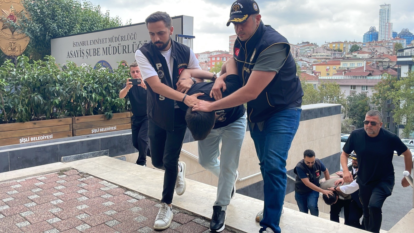 Ümraniye'de Özbekistan uyruklu eşi Nıgına Sattarova'yı, sokak ortasında boğazını satırla keserek öldüren