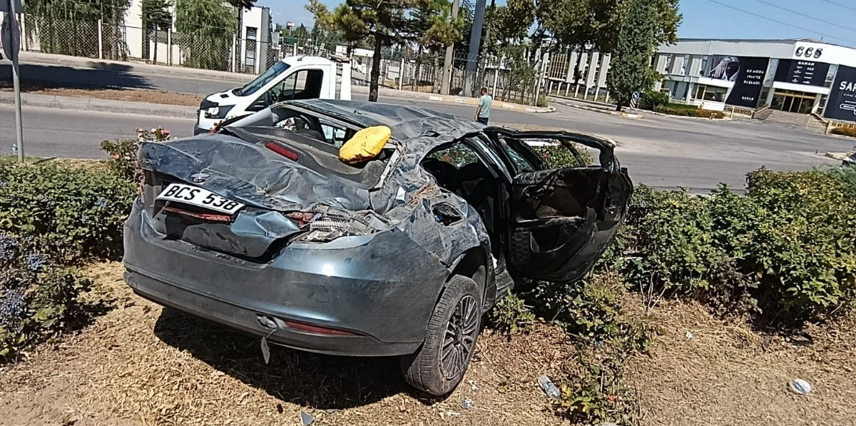 Eskişehir-Ankara karayolunda sürücüsünün kontrolünden çıkan bir otomobilin şarampole yuvarlanması sonucu