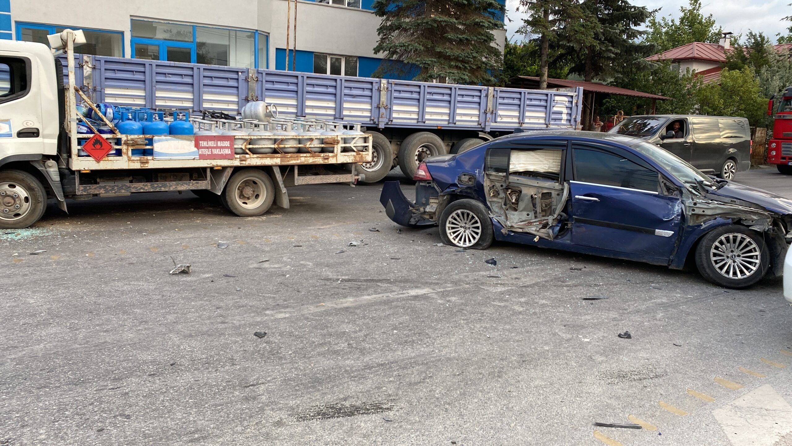 Bolu’da üç aracın karıştığı zincirleme trafik kazası, tehlikeli madde taşıyan