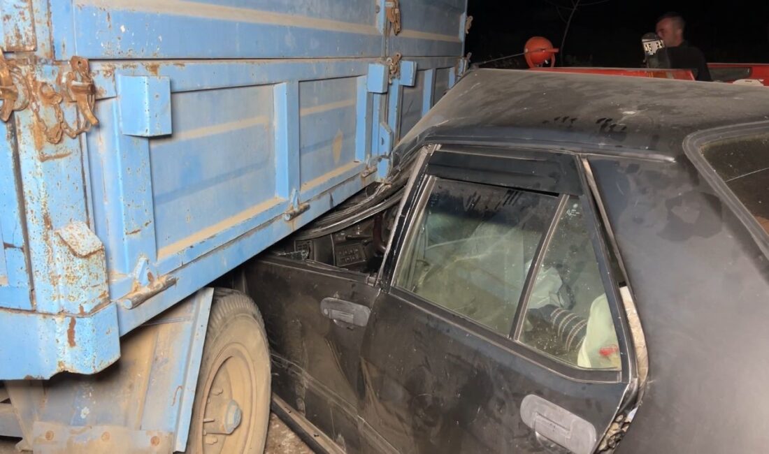 Burdur'un Bucak ilçesinde, bir otomobil ile traktörün karıştığı trafik kazasında