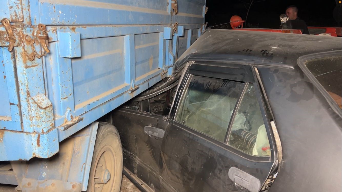 Burdur'un Bucak ilçesinde, bir otomobil ile traktörün karıştığı trafik kazasında