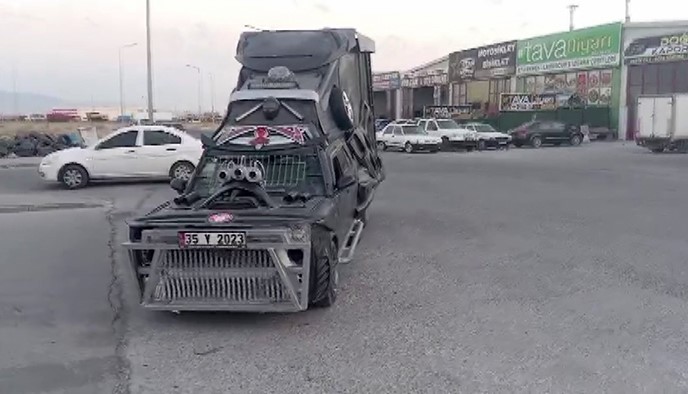 Aksaray'da, üzerinde yaptığı sıra dışı modifikasyonlarla dikkat çeken bir otomobil,