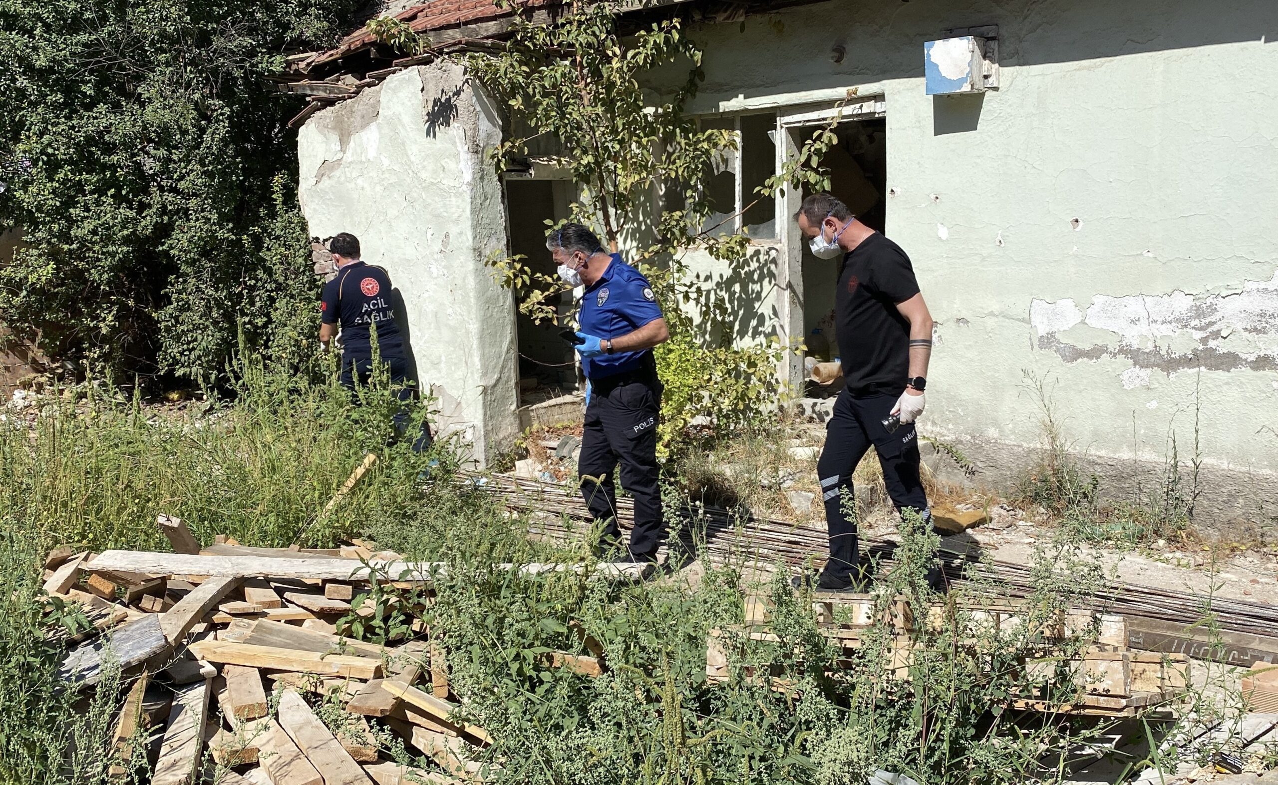 Eskişehir'de, mahallede oyun oynayan bir grup çocuk, girdikleri terk edilmiş