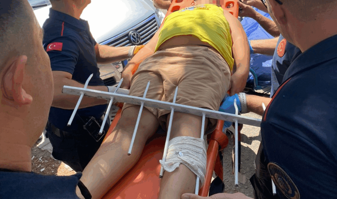 Isparta'da, apartman korkuluklarından atlamaya çalışan bir çocuğun bacağına demir saplandı.